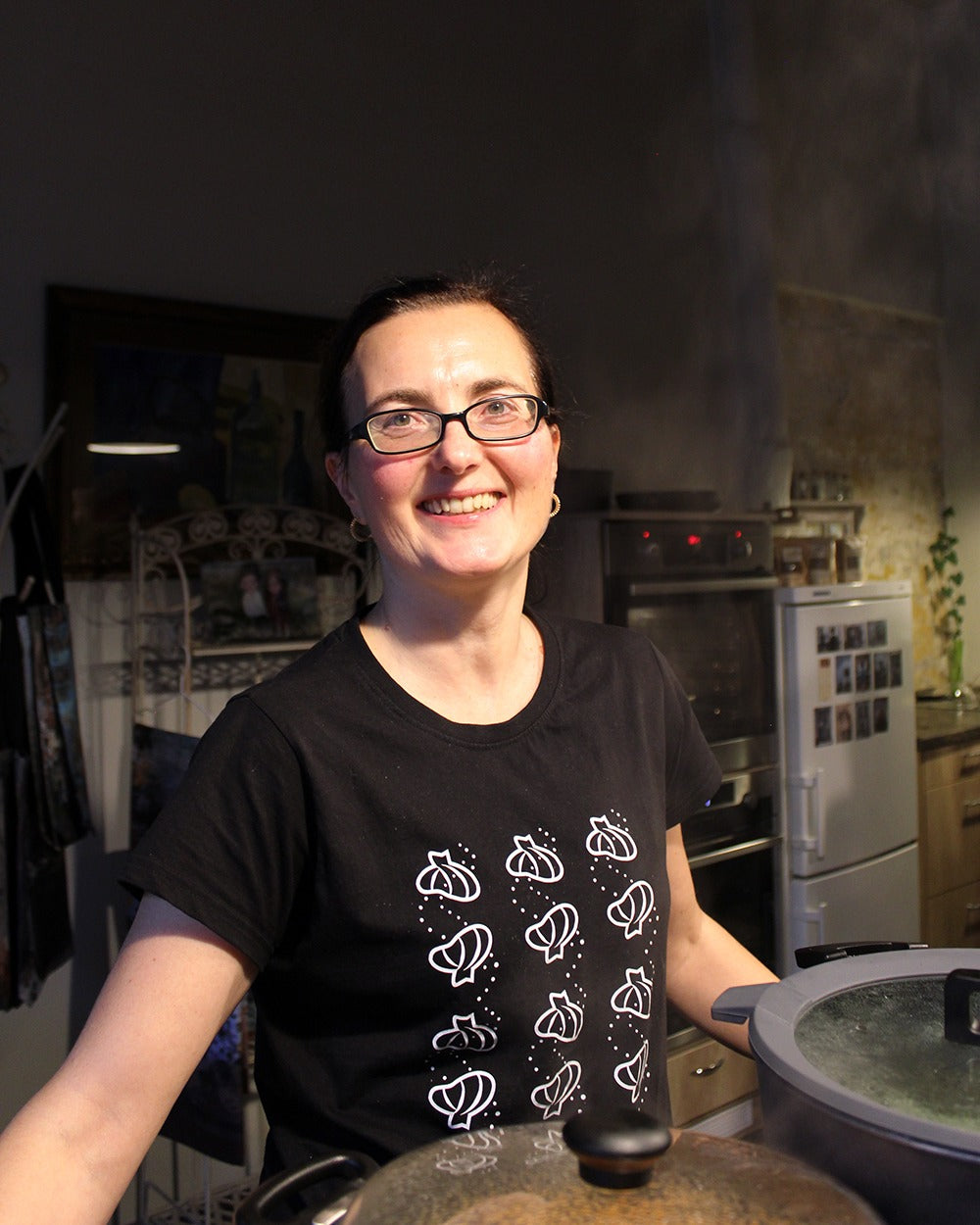 Ar matėte, koks meniu laukia vienos dienos kulinariniuose kursuose „Ruduo ant stalo“?
Rudens derlius šįkart taps tiltu tarp kartveliškos virtuvės tradicijų ir šiuolaikinės kulinarijos. Pažįstami Sakartvelo skoniai susitiks su sezoniniais ingredientais ir netikėtais deriniais – iš to gims keturi patiekalai, kuriuose tradicija išlieka atpažįstama, bet leidžia sau šiek tiek pažaisti.
Ant stalo keliaus keptų baklažanų salotos su petražolėmis, graikiniais riešutais ir česnakais, orkaitėje kepti baklažanai su voveraitėmis, graikiniais riešutais, svogūnų laiškais bei morkų phali, vištiena su slyvų ir vyno padažu ir keptų vaisių salotos desertui.
Skamba kaip ruduo, kurio norisi paragauti, tiesa?